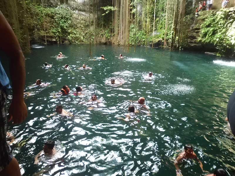 Cenote Ik kil swimmers